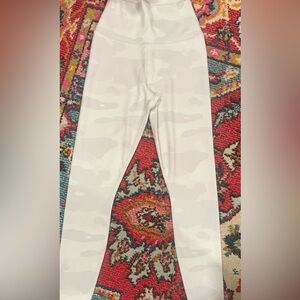 ALO Yoga White Camouflage Leggings Size XS